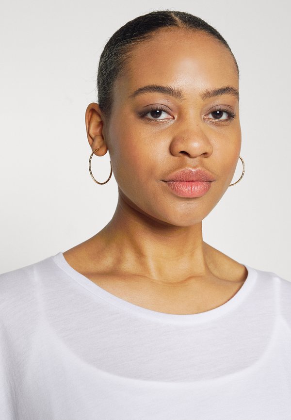 Noisy May Curve Short sleeved curve long
