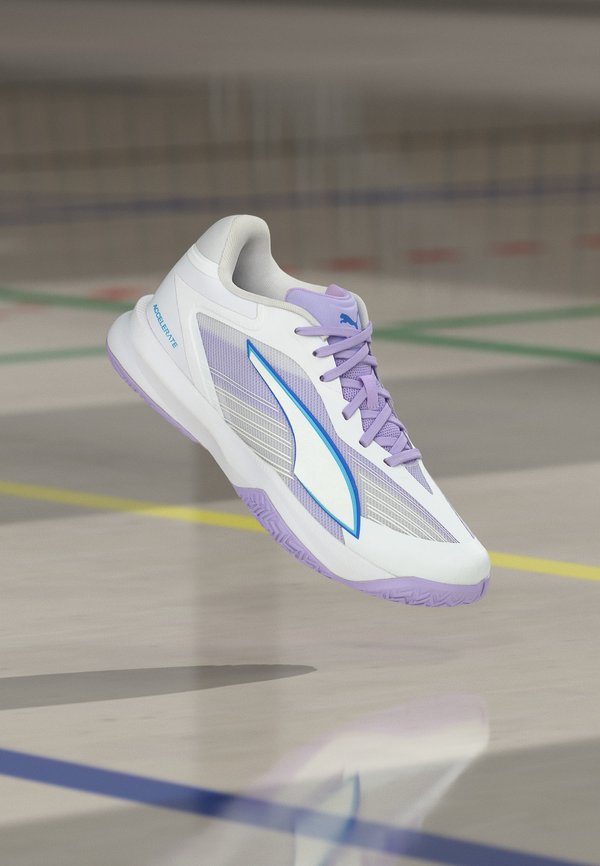 Puma ACCELERATE TURBO 5 - Volleyball shoes - white/royal sapphire/light lavender