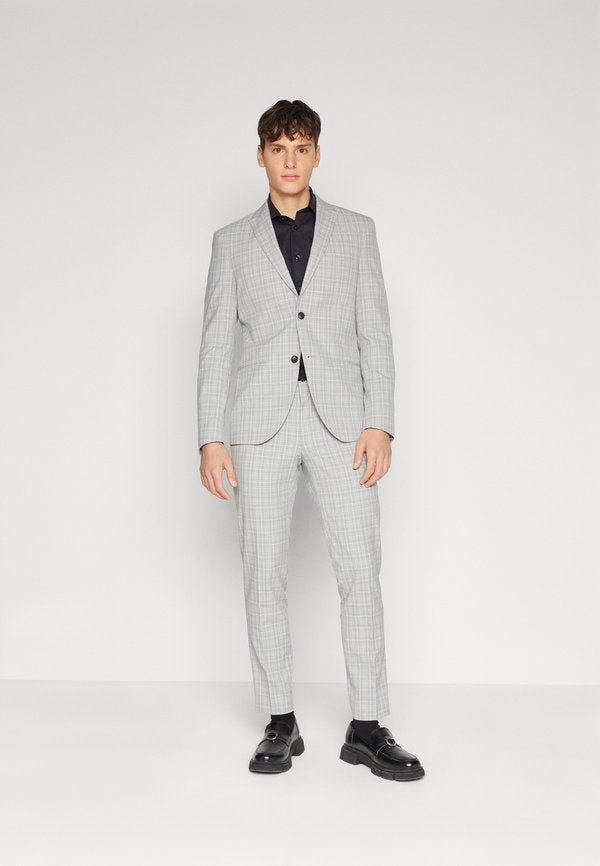 Isaac Dewhirst THE FASHION PEAK SUIT