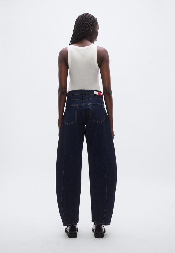 Tommy Jeans MID RISE TWISTED TAPERED BARREL LEG JEANS