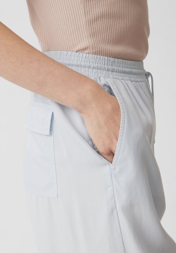 comma casual identity  MIT ELASTIKBUND
