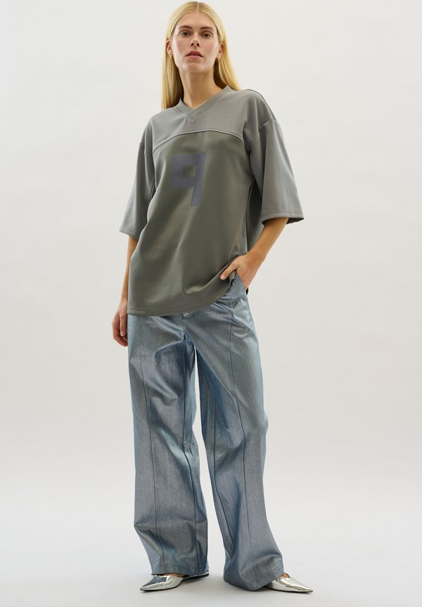 Lounge Nine LNGLIVE GF TEE