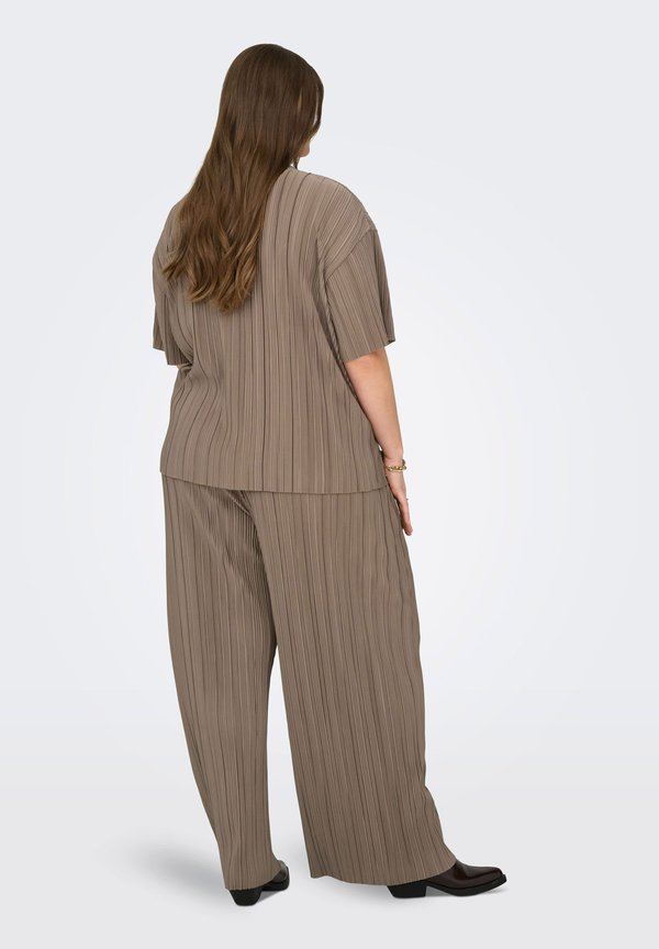ONLY Carmakoma Pleated CARRAVENNA Pleated