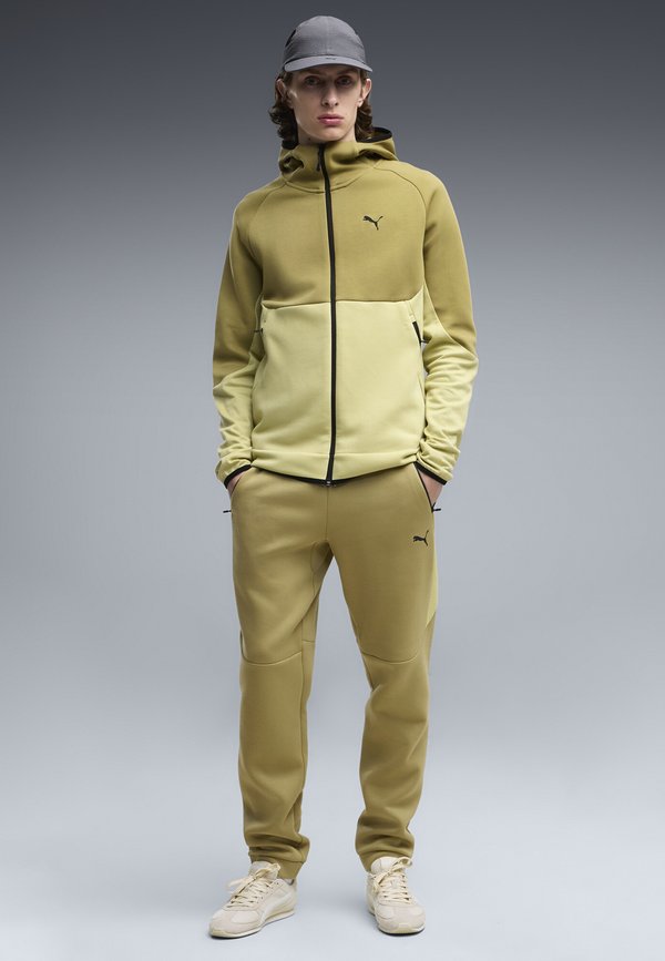 Puma PUMATECH ELEVATED SLIM KAPUZENJACKE - Zip-up sweatshirt - rustic olive