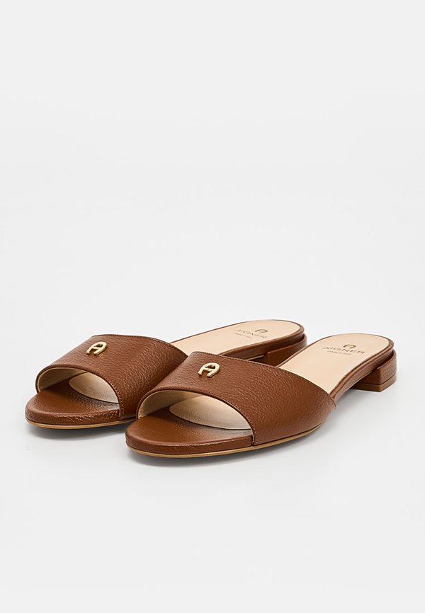 AIGNER LEONORA