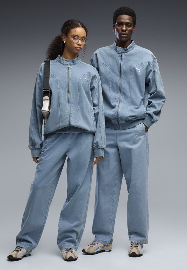 Puma FUTURE.PUMA.ARCHIVE RELAXED WASHED TWILL TRAININGSHOSE UNISEX - Relaxed fit jeans - cool blue