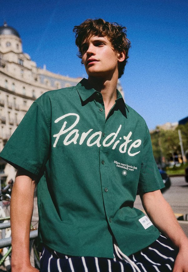 Bershka OVERSIZE FRONT PRINT - SHIRT - Shirt - evergreen