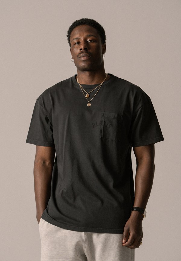 BLKVIS LOGO POCKET TEE UNISEX