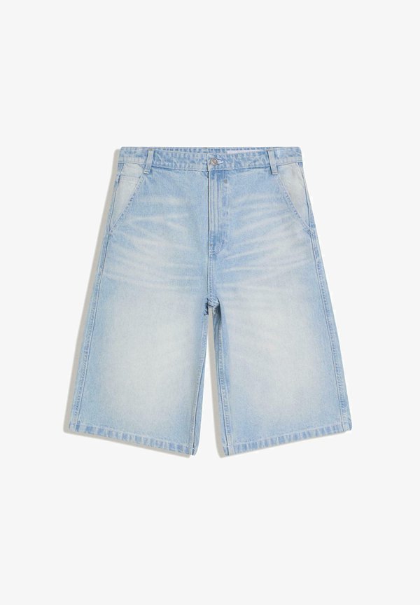 Bershka BAGGY BERMUDA - Denim shorts - light blue