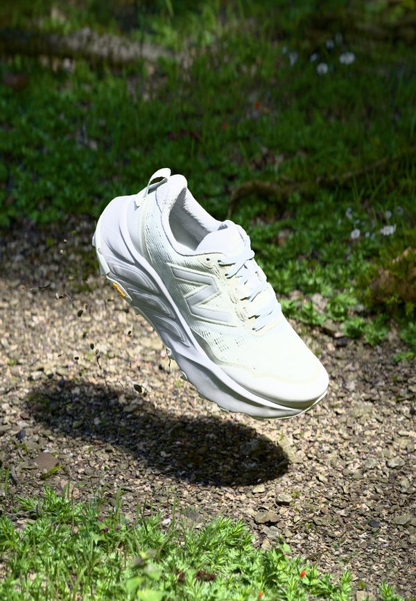 New Balance FRESH FOAM X HIERRO V9 - Trail running shoes - grey