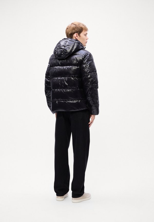 Calvin Klein GLOSSY CHANNELED PUFFER
