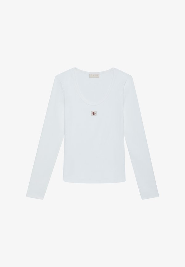 Calvin Klein Jeans LS WOVEN LABEL 2X2 RIB SCOOP NEC - Long sleeved top - bright white