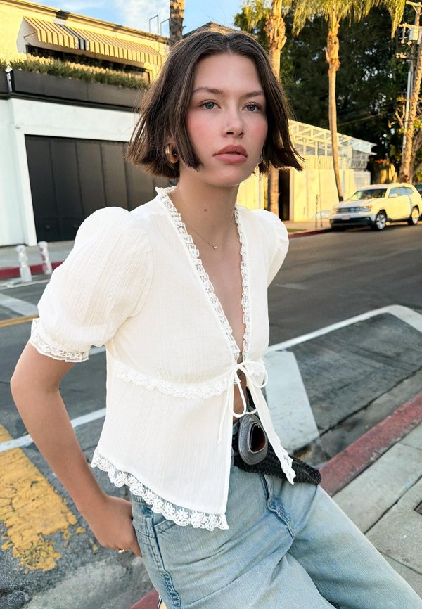 Bershka SHORT SLEEVE TIE BLOUSE - Blouse - white