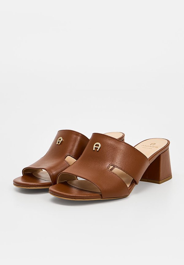 AIGNER COURTNEY