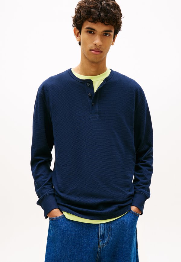 Tommy Jeans WAFFLE KNIT LONG SLEEVE HENLEY T-SHIRT