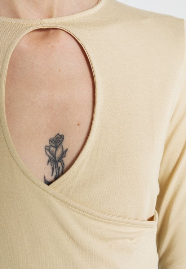 NA-KD KEYHOLE CROPPED