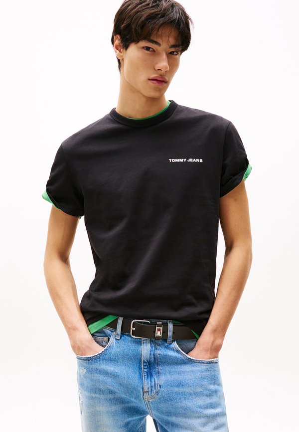 Tommy Jeans SLANTED CREST GRAPHIC TEE UNISEX