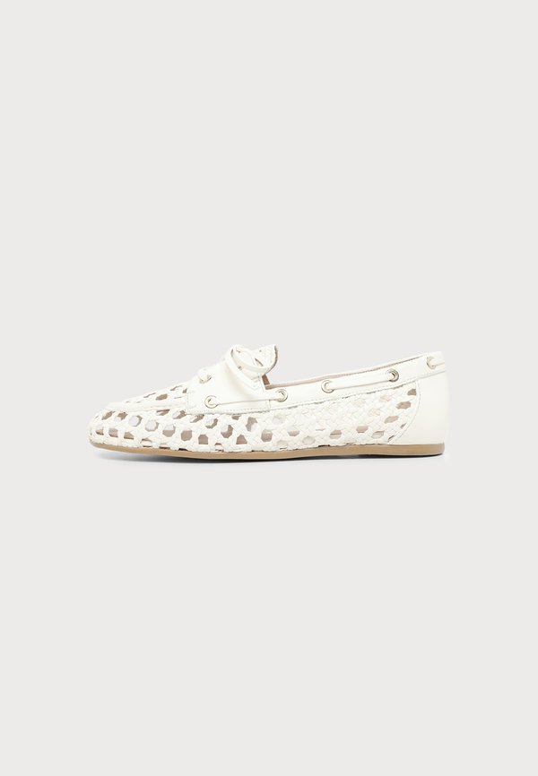 Stuart Weitzman TINSLEY MOCCASIN