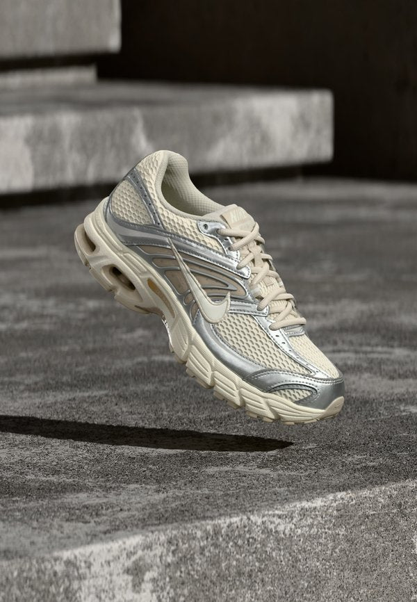 Nike Sportswear AIR MAX MOTO 2K - Trainers - pale ivory/sail/metallic silver-coloured/light orewood brown