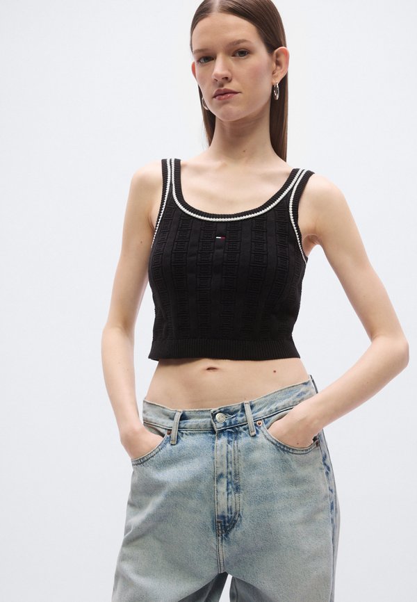 Tommy Jeans FLAG CABLE KNIT CROPPED TANK TOP