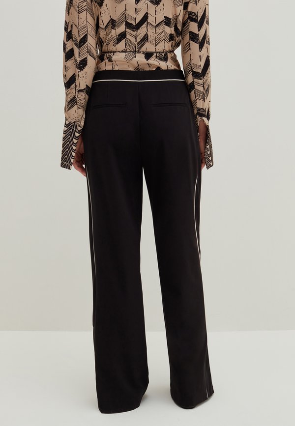 Stefanel FLUID WITH CONTRASTING PIPING