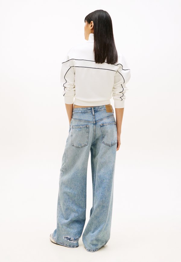 Tommy Jeans DISTRESSED MID RISE LOOSE JEANS