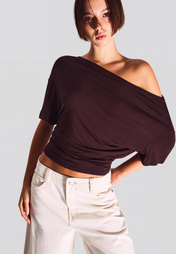 Bershka SHORT SLEEVE - Basic T-shirt - dark brown