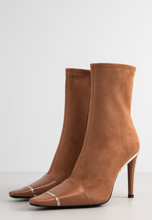 Jeffrey Campbell CLOCKWISE