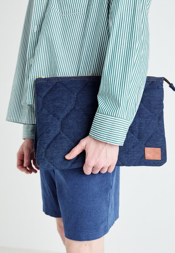 Levi's® LAPTOP SLEEVE UNISEX - Laptop bag - indigo rinse