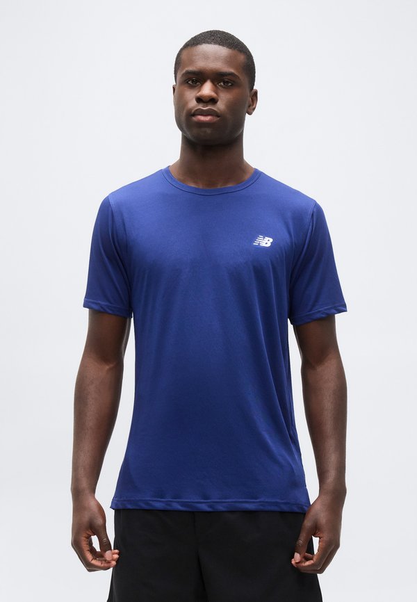 New Balance SPORT ESSENTIALS UTILITY - Sports T-shirt - blue oyster/white