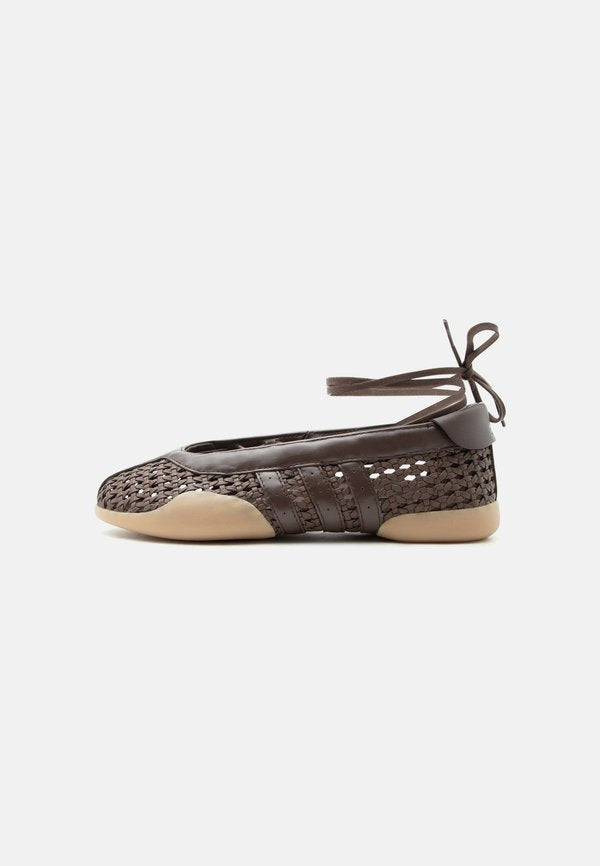 adidas Originals TAEKWONDO MEI BALLERINA - Ankle strap ballerina shoes - brown