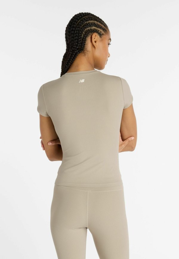 New Balance RIBBED FITTED T-SHIRT