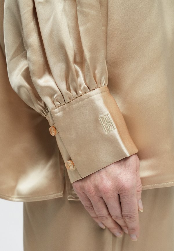 By Malene Birger LEONORA