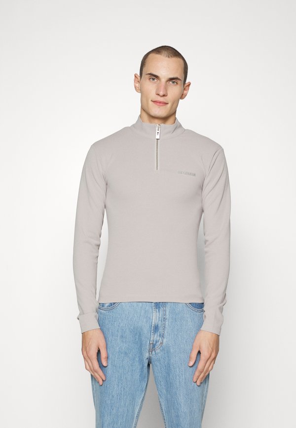 Han Kjøbenhavn LOGO HALF ZIP SHARP LONG SLEEVE