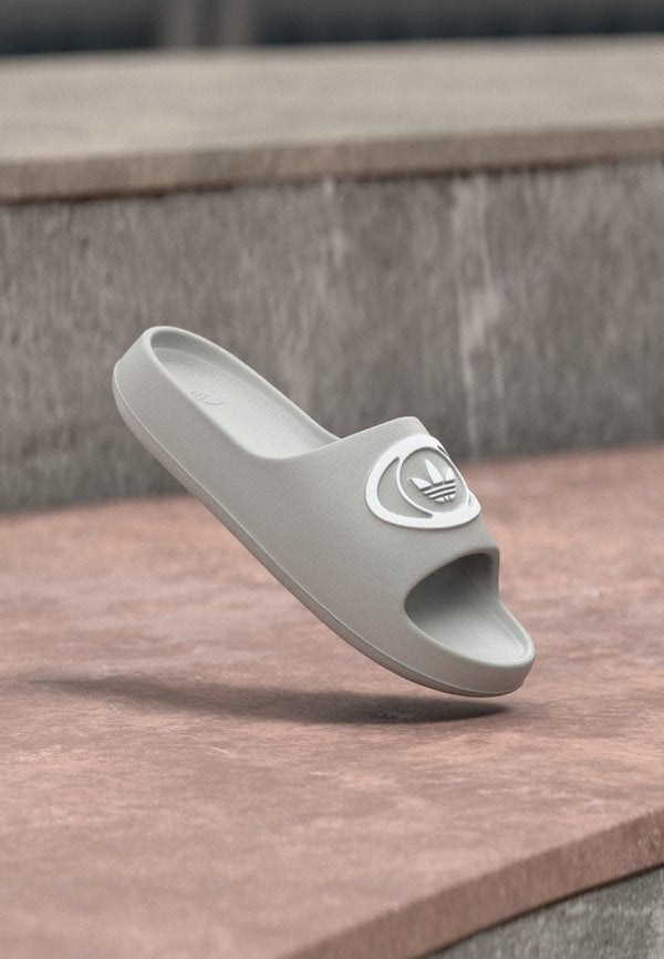 adidas Originals ADILETTE 00S UNISEX - Mules - grey two/footwear white