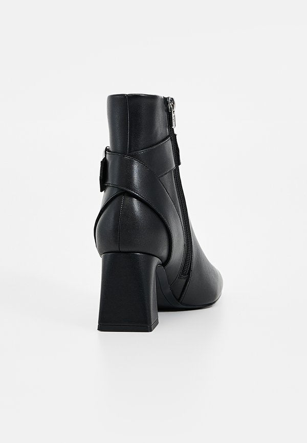 KARL LAGERFELD BEATA