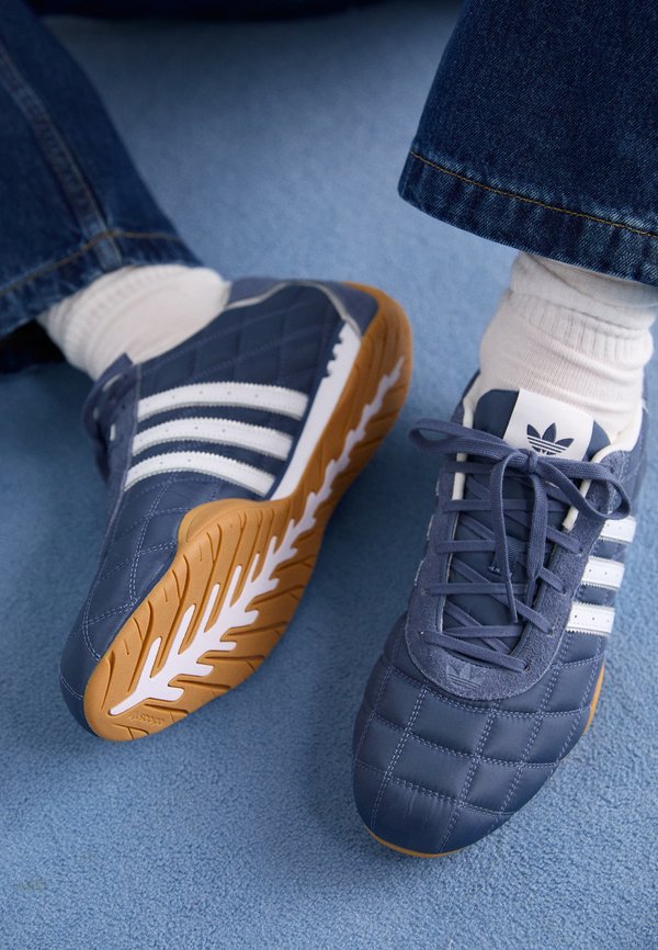adidas Originals ADIRACER UNISEX - Trainers - preloved ink/white/gum