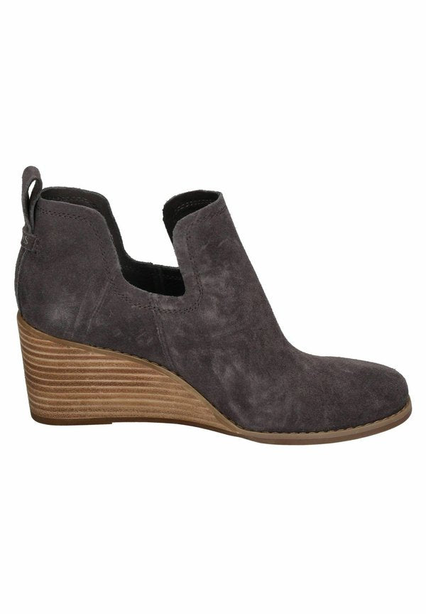 TOMS  KALLIE
