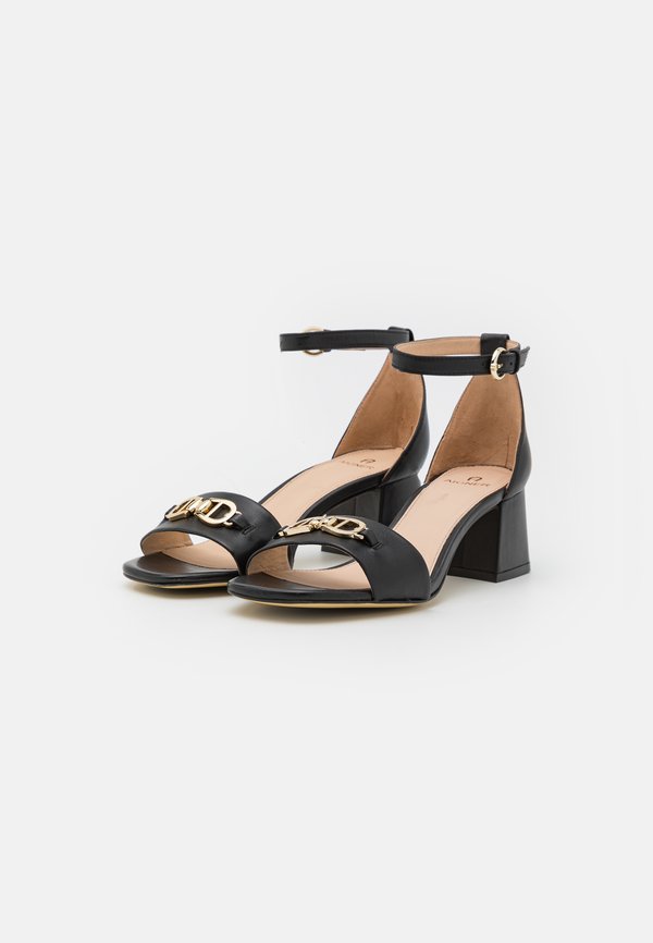 AIGNER COURTNEY