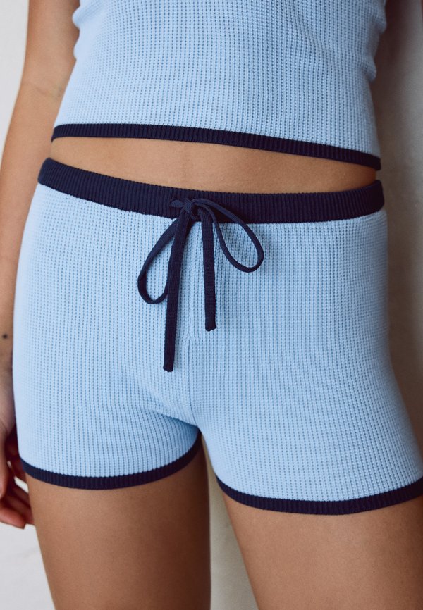 Bershka CONTRAST PIPING - SHORTS - Shorts - light blue