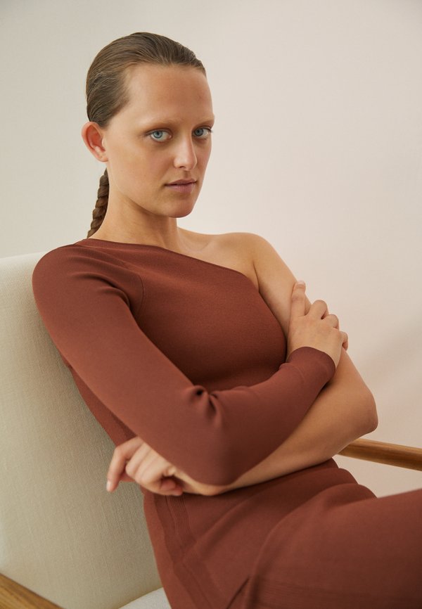 Victoria Beckham ONE SHOULDER