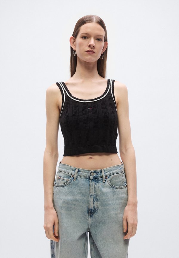 Tommy Jeans FLAG CABLE KNIT CROPPED TANK TOP