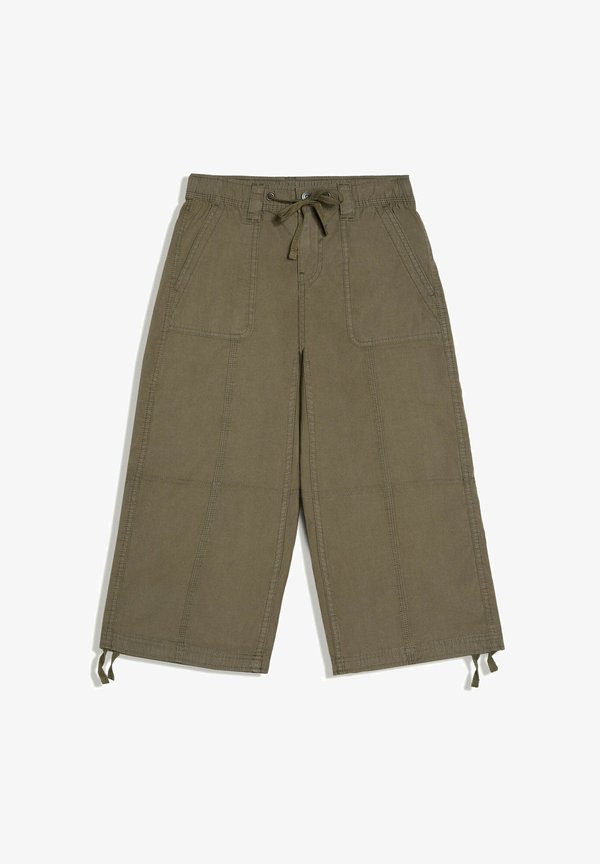 Bershka CAPRI - TROUSERS - Shorts - khaki