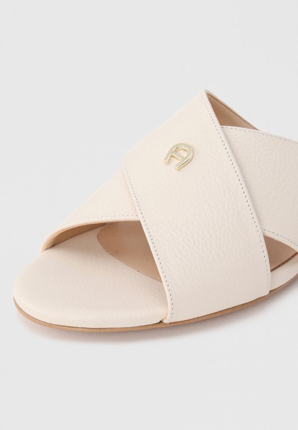AIGNER LEONORA