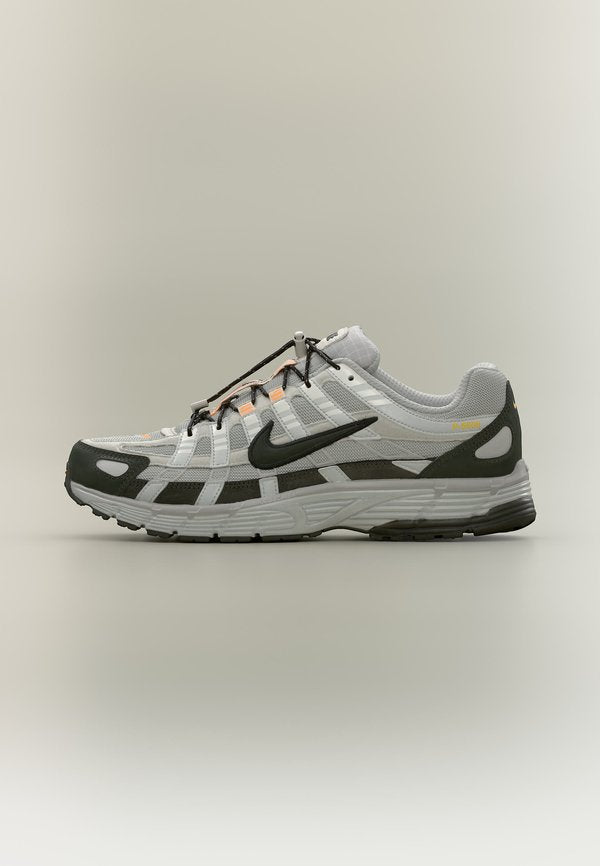 Nike Sportswear P-6000 SE TECH - Trainers - grey fog/newsprint/photon dust/laser orange/summit white