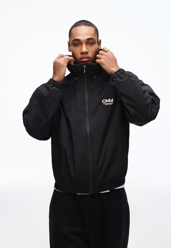 Bershka HOODED TECHNICAL - Light jacket - black