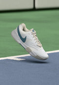 Nike Performance COURT LITE 4 HC - Multicourt tennis shoes - white/smokey blue/light bone/new slate