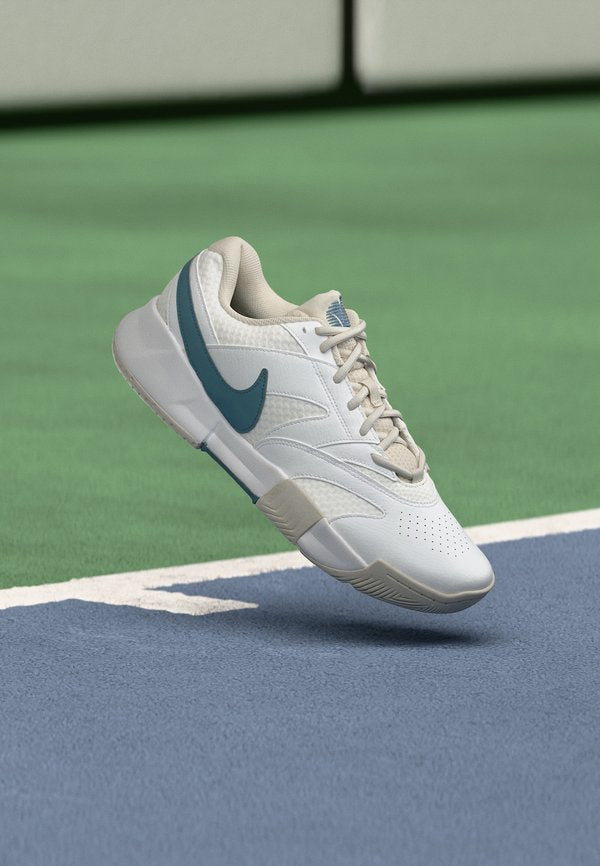 Nike Performance COURT LITE 4 HC - Multicourt tennis shoes - white/smokey blue/light bone/new slate