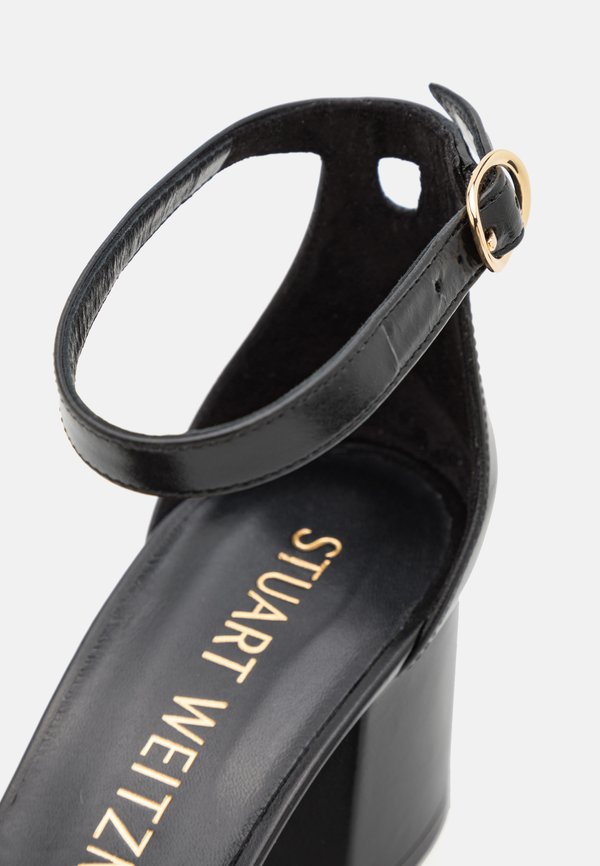 Stuart Weitzman SIGNATURE