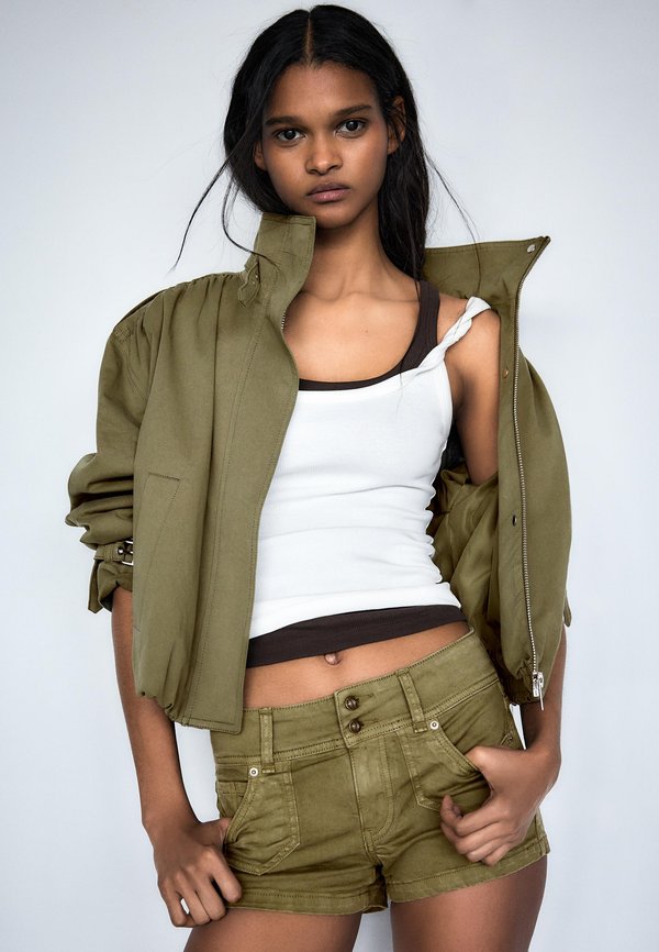 Bershka SHORT - Shorts - khaki